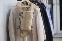 Little Pea BabyBjorn Μάρσιπος Mini Woven Beige_Lifestyle